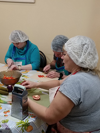 Очередной открытый мастер-класс по кулинарии состоялся 6 декабря 2023 г. в НРООПДИМ «Верас», на котором молодые люди с ментальными особенностями учились готовить салат «Мексика».