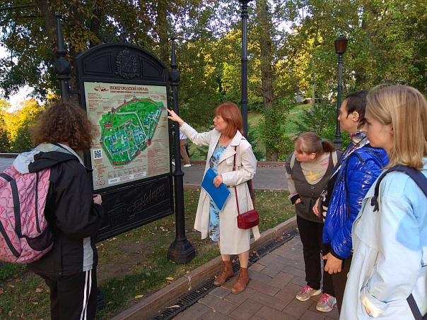 Ребята интеграционных мастерских «Верас» и волонтёр клуба «Лучшие друзья» прогулялись по Нижегородскому Кремлю